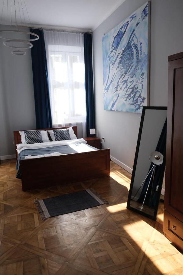 Old Town Apartment *